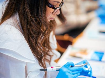 Experto en endodoncia en Madrid aprendiendo